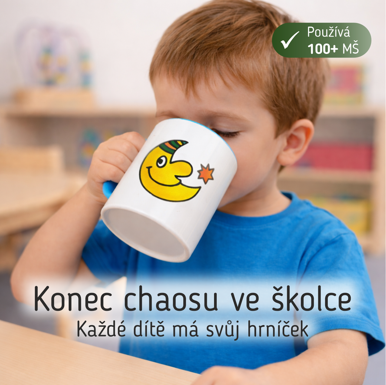 Dítě pije z personalizovaného hrníčku v mateřské škole